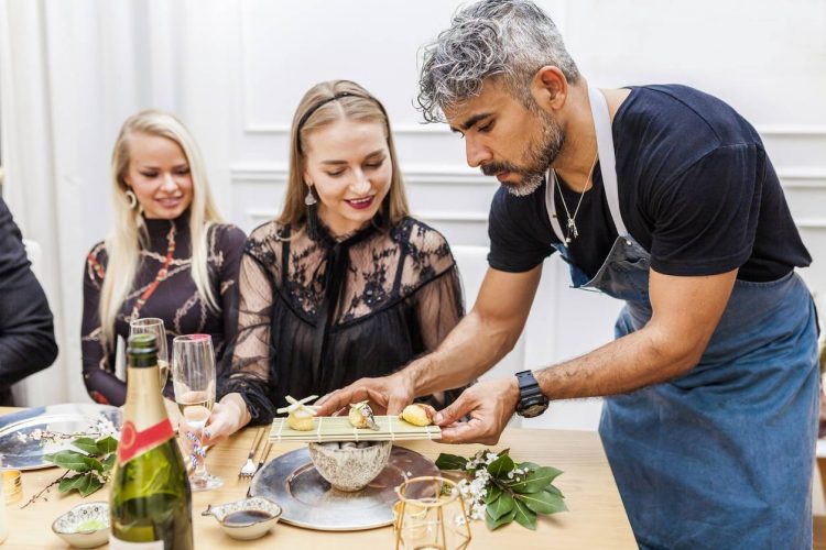 chef à domicile pour un repas entre amis