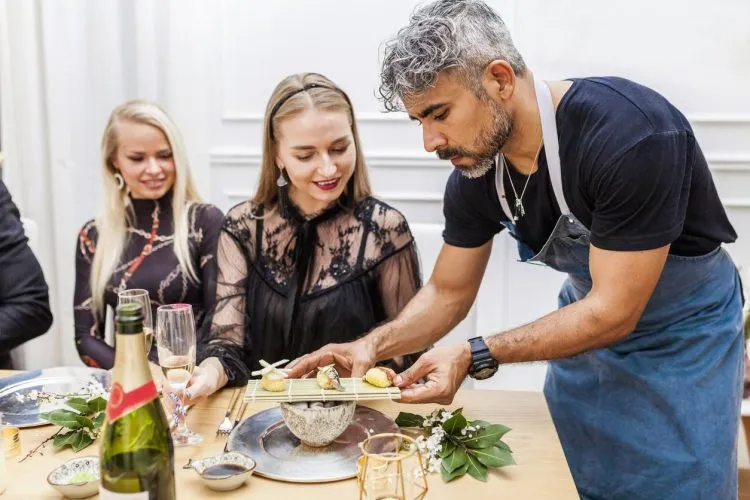 chef à domicile pour un repas entre amis
