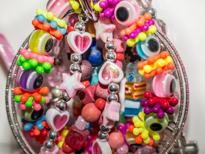 Comment faire des scoubidous avec des fils de bonbon ?