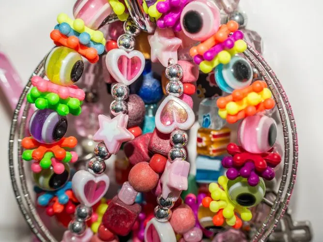 Comment faire des scoubidous avec des fils de bonbon ?