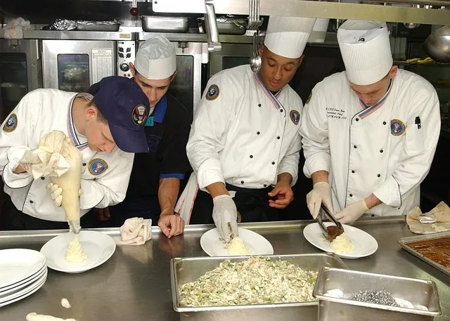 Les Bienfaits que vous Ignorez d’un Tablier de Cuisine
