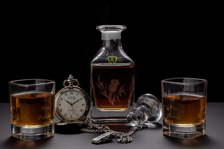 Servir un whisky : quel est le meilleur moyen de le faire ?