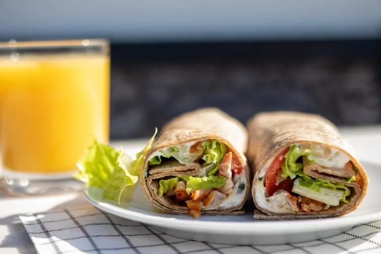 Quels ingrédients sont nécessaires pour préparer un wrap facile ?