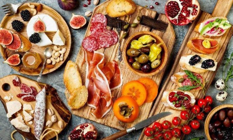 Optez pour la planche apéro en bois pour séduire tous vos invités!