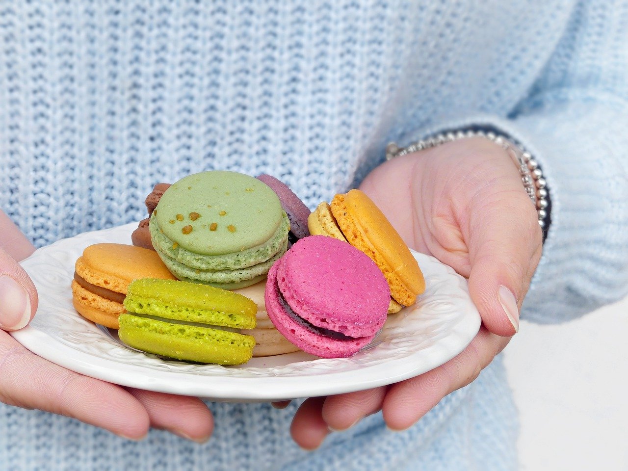 Préservez la délicatesse de vos macarons : techniques de conservation des coques