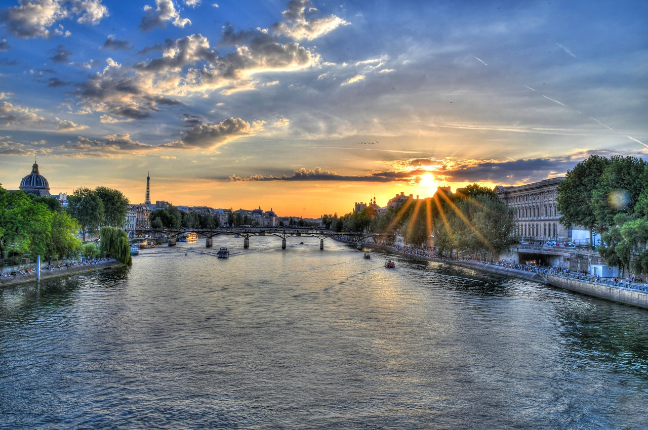 Dîner sur la Seine : comment offrir une expérience parisienne unique à vos clients