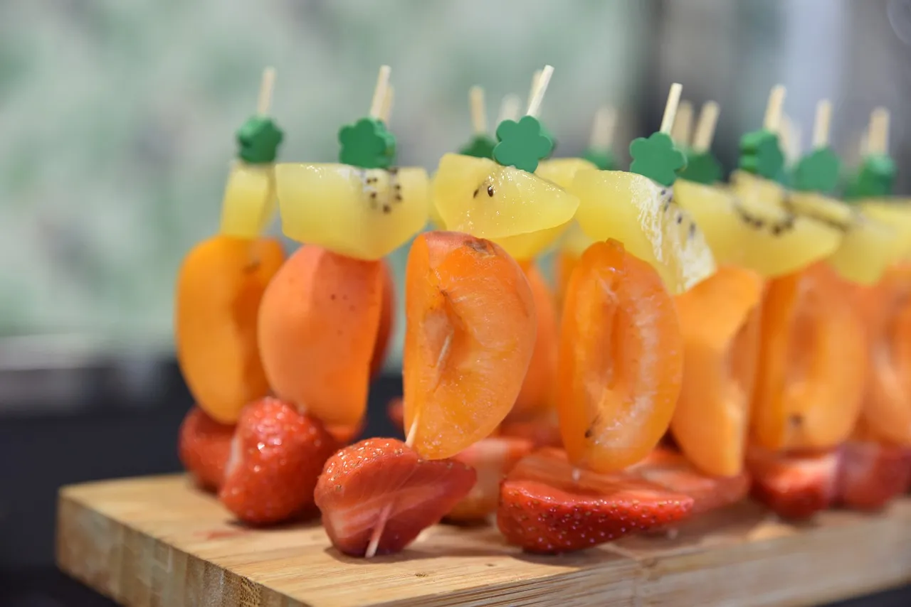 Brochettes de fruits : Une touche rafraîchissante et colorée pour vos événements traiteur