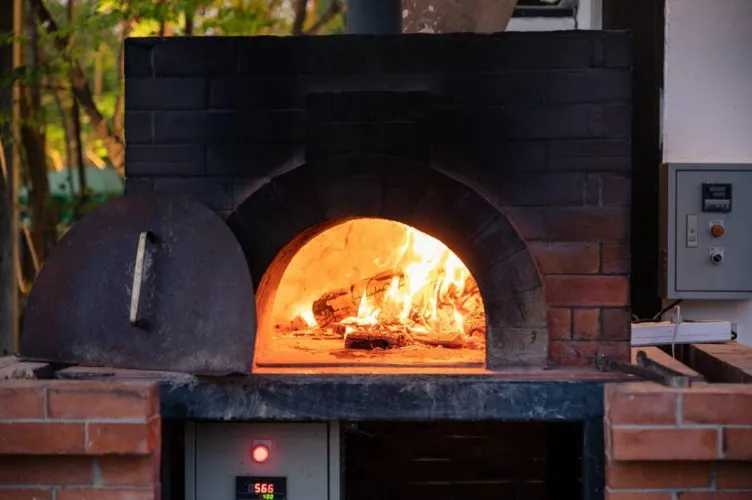 Four à bois : focus sur la star des cuisines d’été