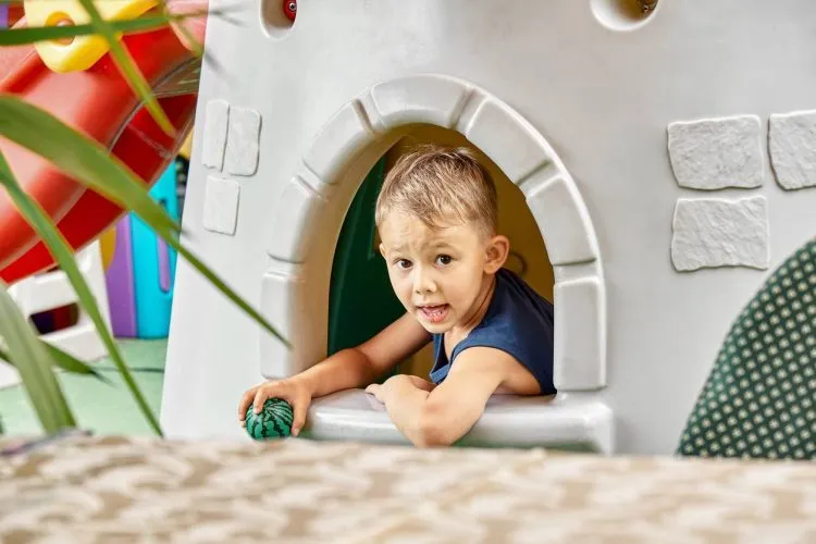 aire de jeu avec enfant