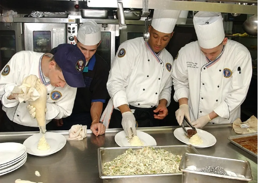 Le tablier de cuisine : un indispensable en cuisine, remis au goût du jour