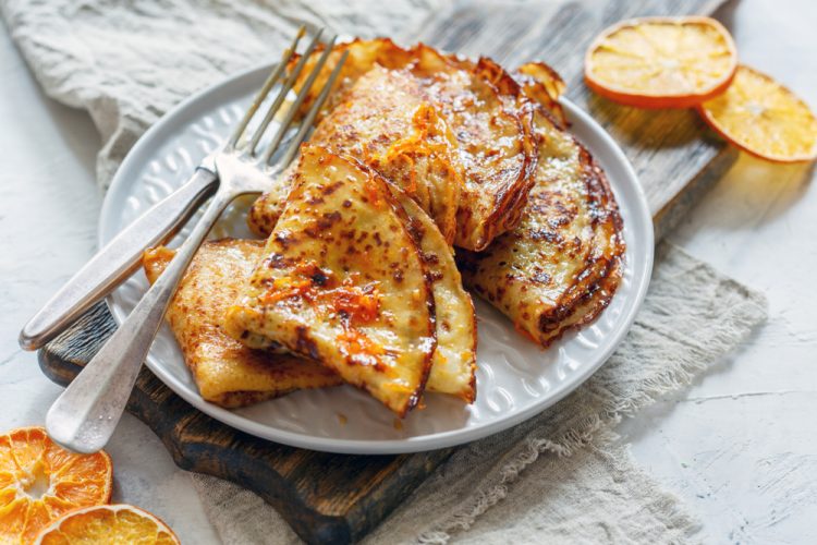 L’ inoubliable recette de crêpe suzette : impressionnez vos invités avec ce dessert flamboyant !