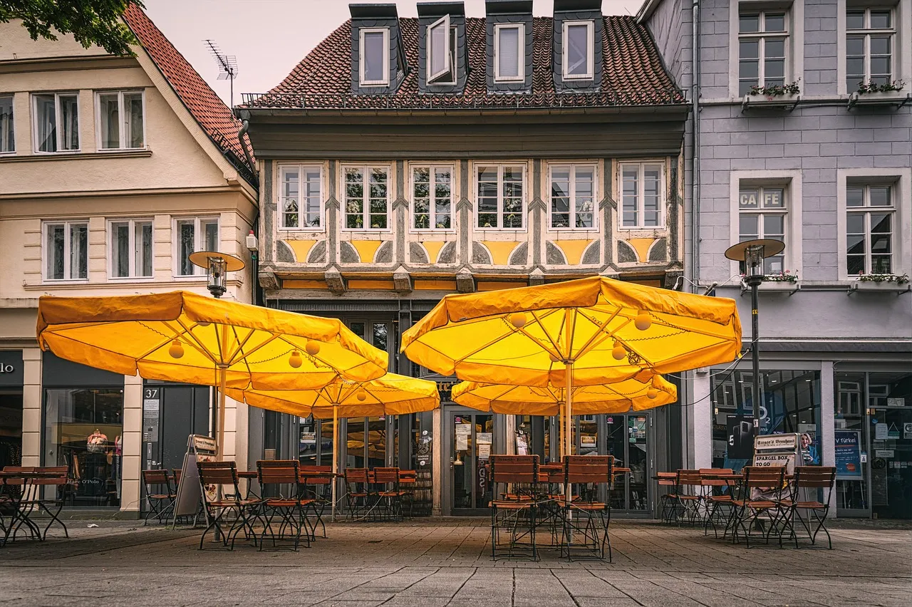 Comment choisir et installer une protection contre le soleil pour votre restaurant en terrasse : options et astuces