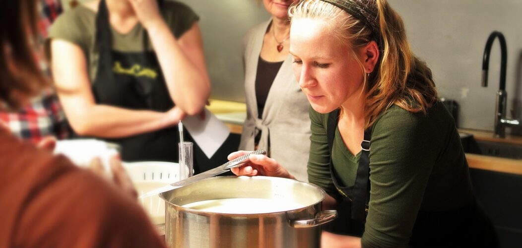 Apprendre_la_cuisine_à_plusieurs_en_s_amusant_à_travers_des_ateliers