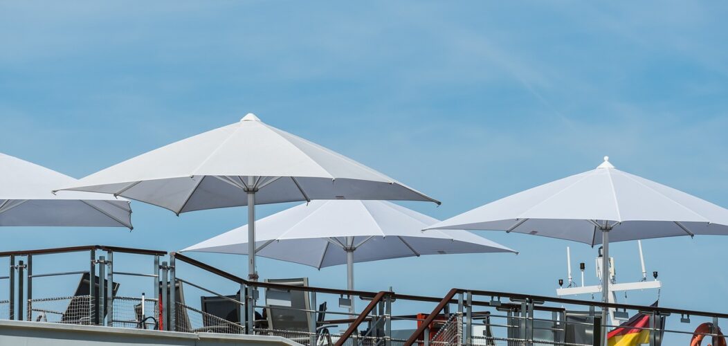 Parasol_professionnel_pour_café,_hôtel,_et_restaurant_:_guide_d_achat_et_conseils
