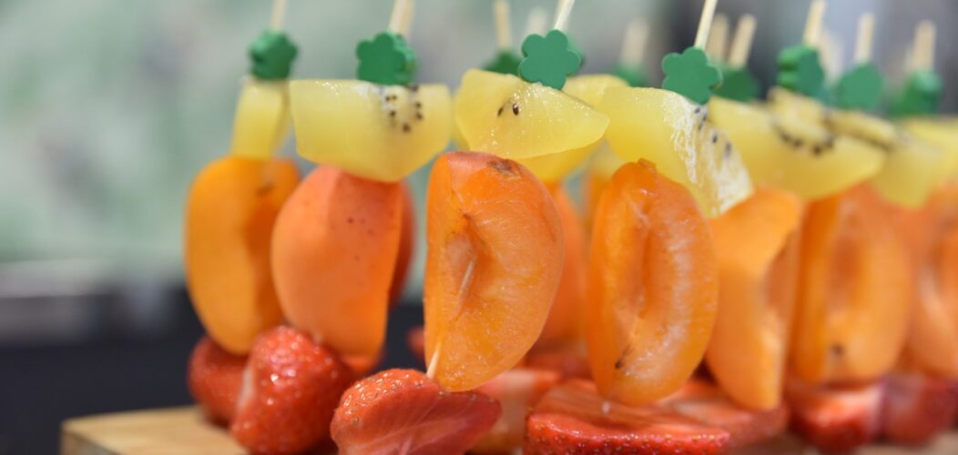 Brochettes_de_fruits_:_Une_touche_rafraîchissante_et_colorée_pour_vos_événements_traiteur